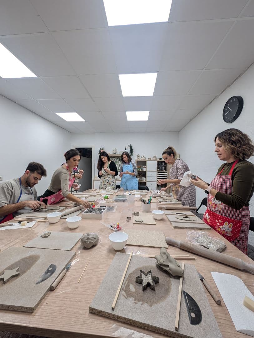 Taller de adornos navideños cerámicos en Murcia