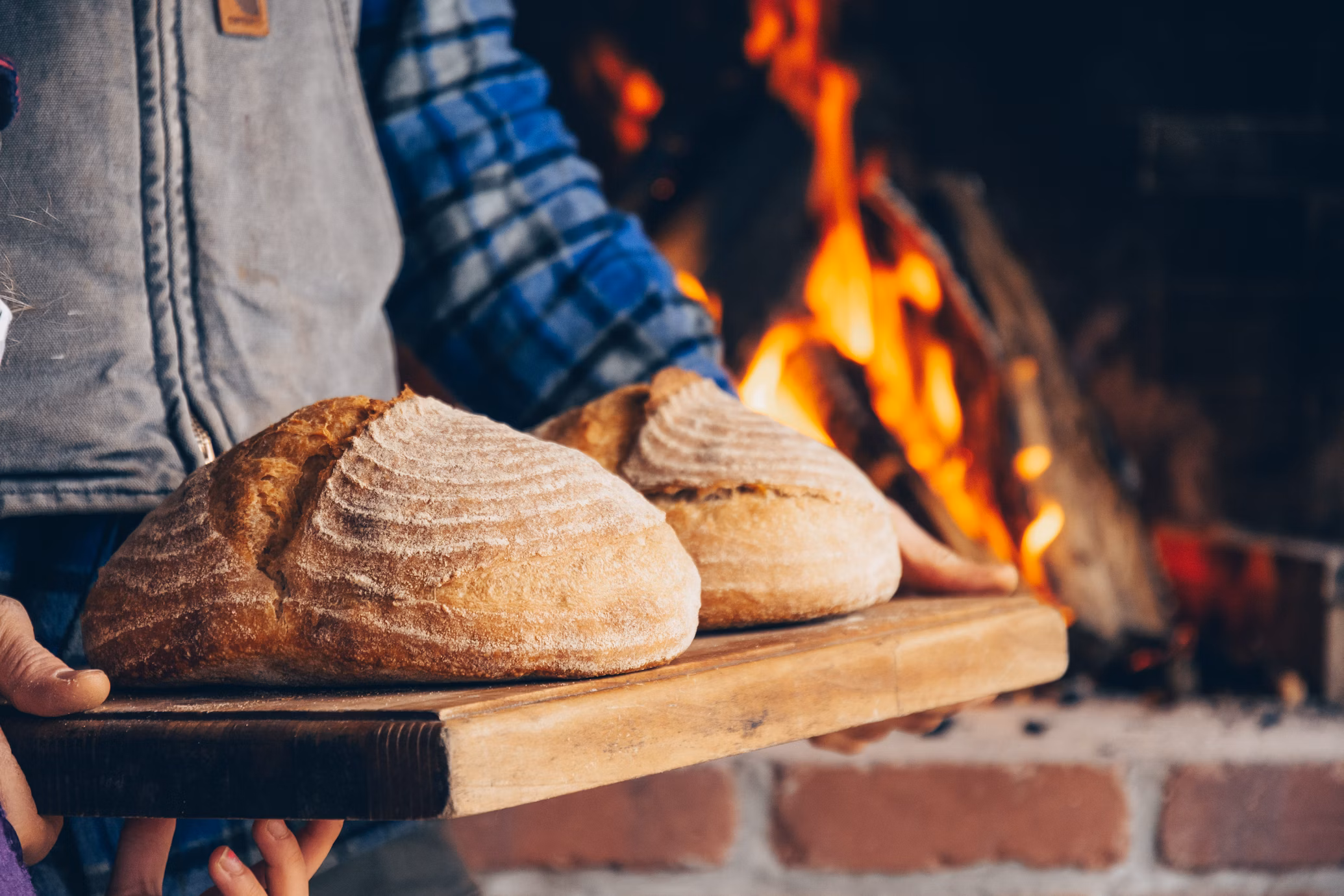 Hombre sacando pan del horno